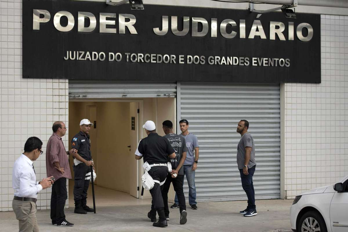 2018-11-10 - AGÊNCIA DE NOTîCIA - PARCEIRO - Sessenta torcedores alvinegros foram detidos pela polícia após briga com a torcida do Flamengo antes da partida entre Botafogo x Flamengo, válida pela 33ª rodada do Campeonato Brasileiro, no estádio Nilton Santos, Zona Norte do Rio, na noite deste sábado, (10) - Foto: Delmiro Junior/Parceiro/Agência O Dia