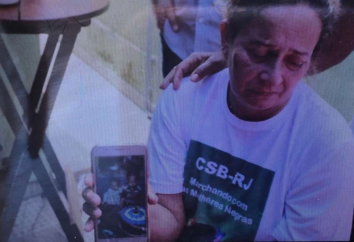 Moradores ajudam a retirar escombros de área afetada por deslizamento no morro da Boa Esperança, em Niterói