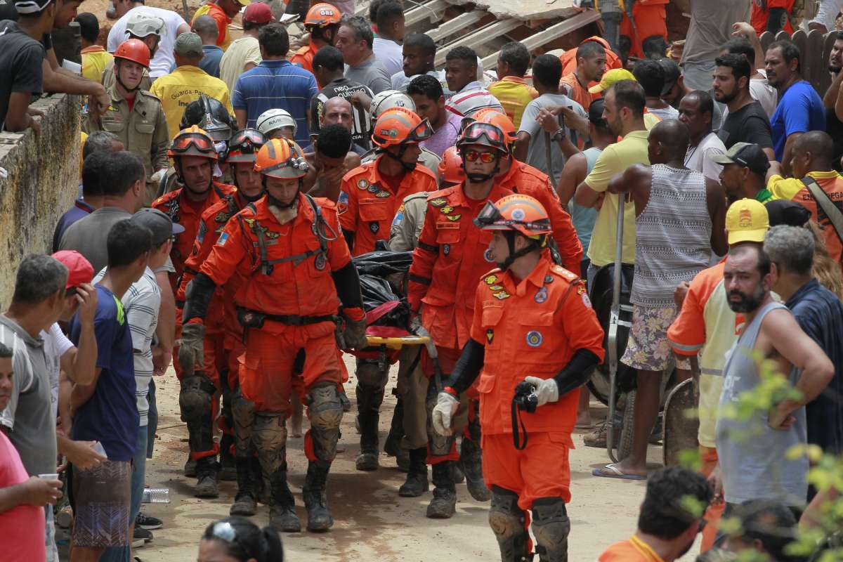 Rio,10/11/2018 - Desmoronamento no Morro da Boa Esperança deixa mortos e feridos.Segundo o Corpo de Bombeiros, a corporação foi acionada por volta de 5h deste sábado. Piratininga, Niterói. Na Foto: Corpos são resgatados e parentes se desesperam. Foto de Maíra Coelho / Agência O Dia. Cidade, Desastre, Morte, Feridos, Acidente, Chuva, Morro, Defesa Civil, Resgate