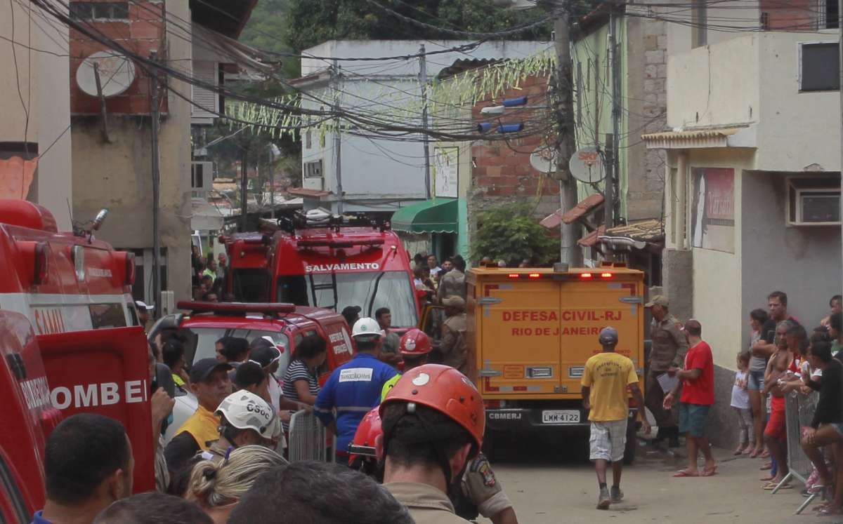 Rio,10/11/2018 - Desmoronamento no Morro da Boa Esperança deixa  mortos e feridos.Segundo o Corpo de Bombeiros, a corporação foi acionada por volta de 5h deste sábado. Piratininga, Niterói. Na Foto: Corpos são resgatados e parentes se desesperam. Foto de Maíra Coelho / Agência O Dia. Cidade, Desastre, Morte, Feridos, Acidente, Chuva, Morro, Defesa Civil, Resgate