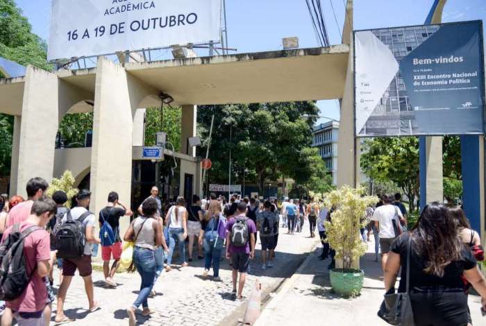 Movimentação durante o segundo dia de provas do ENEM, no dia 11 de outubro, na Universidade Federal Fluminense em Niterói