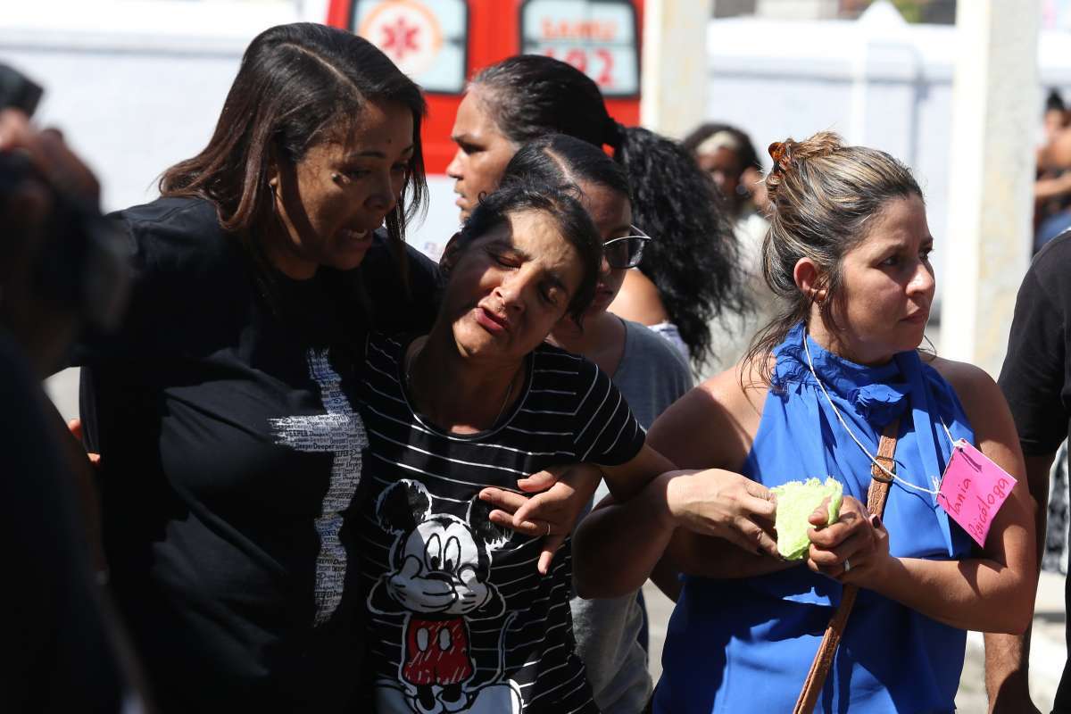 Cemiterio Maru&iacute;, Barreto/ Niteroi. Enterro de vitimas da tragedia na comunidade Boa Esperan&ccedil;a em Piratininga, Niteroi. Foto: Daniel Castelo Branco / Ag&ecirc;ncia O Dia