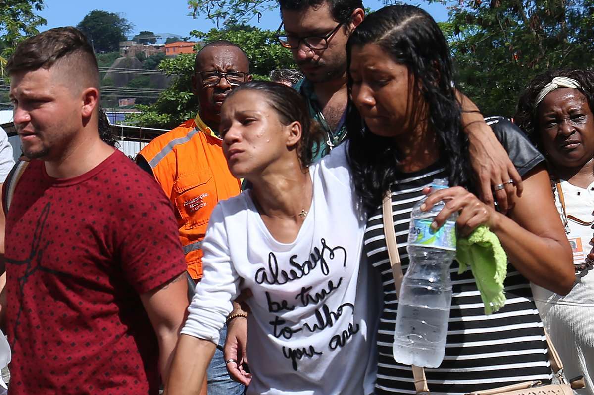 Cemiterio Maru&iacute;, Barreto/ Niteroi. Enterro de vitimas da tragedia na comunidade Boa Esperan&ccedil;a em Piratininga, Niteroi. Foto: Daniel Castelo Branco / Ag&ecirc;ncia O Dia