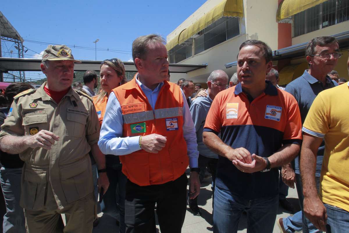 Rio, 11/11/2018- E/D O prefeito Rodrigo Neves (PDT) e o Secretario Nacional da Defesa Civil, Renato Newton Ramlow e o Roberto Robadey, Comandante do Corpo de Bombeiros visitam a escola Municipal Francisco Portugal Neves, no Bairro de Piratininga. A escola recolhe doa&ccedil;&otilde;es para as v&iacute;timas de trag&eacute;dia do deslizamento de terra que deixou mortos e feridos no Morro da Boa Esperan&ccedil;a, em Niter&oacute;i, Regi&atilde;o Metropolitana do Rio. Foto de Ma&iacute;ra Coelho / Agencia O Dia. Cidade, Morte, Morro, Niter&oacute;i, Desabamento, Desastre, Feridos, Resgate,Defesa, Civil