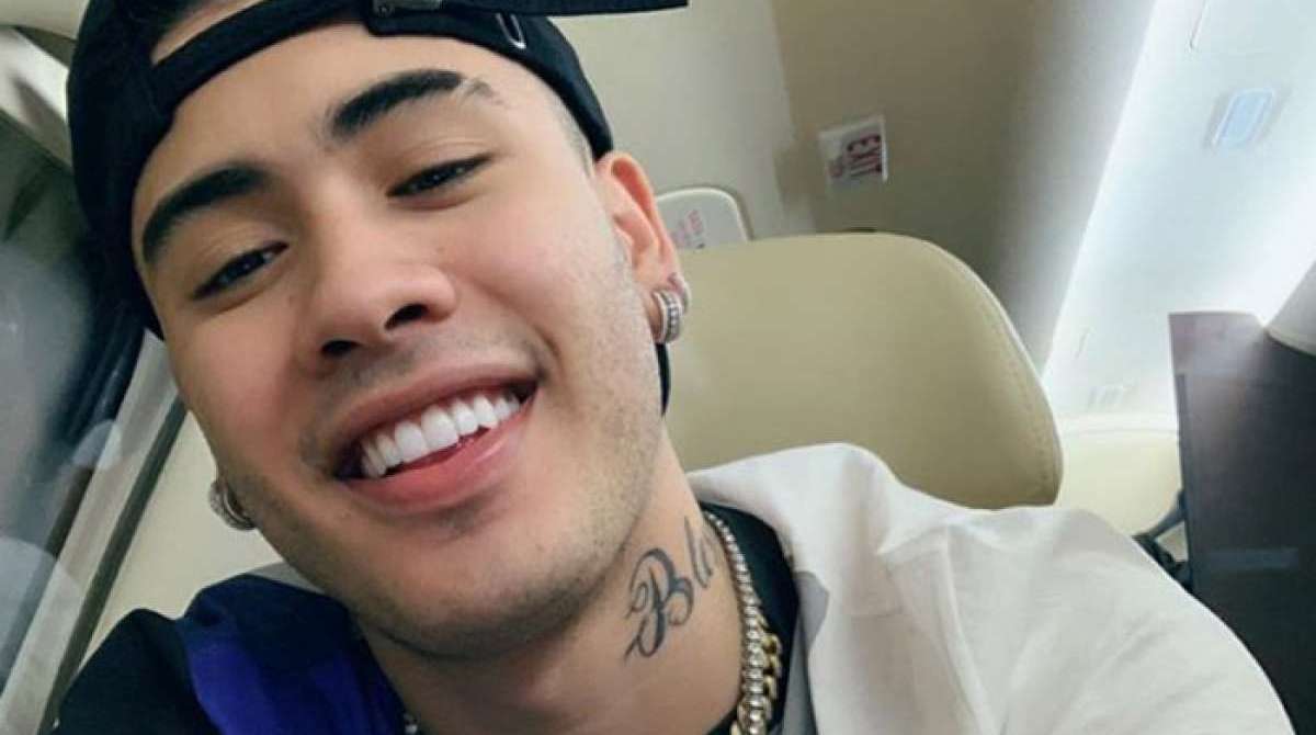 MC Kevinho &eacute; atingido por placa de PVC durante show e vai parar no hospital