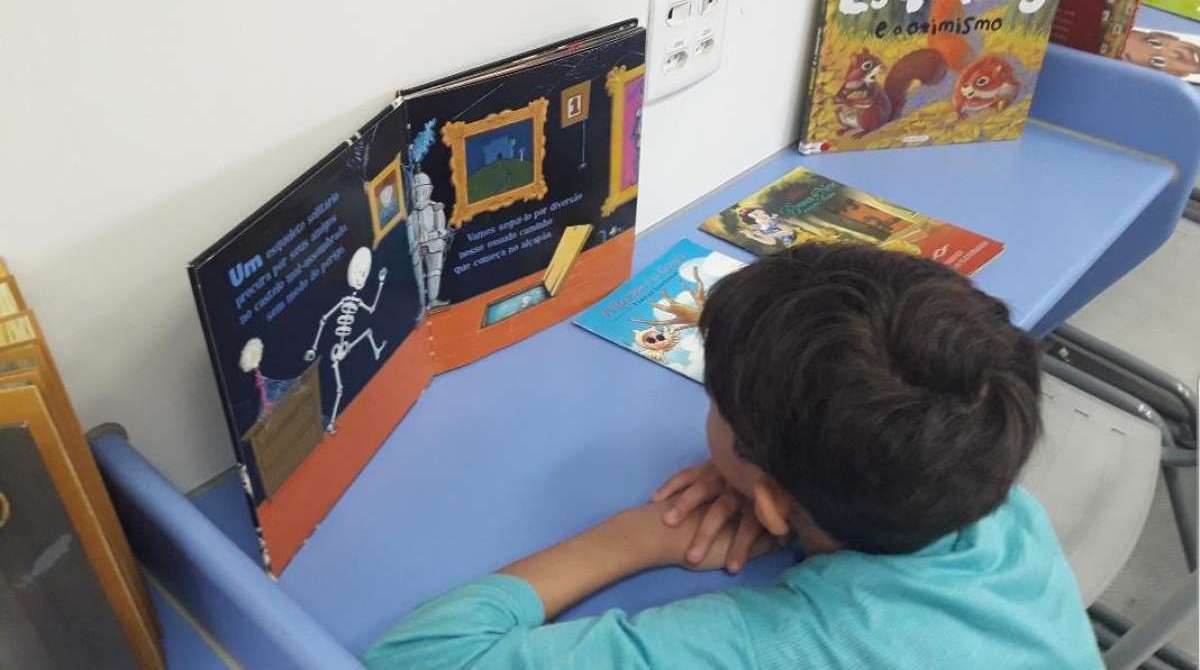 Em seis anos, o projeto Livro nas Pra&ccedil;as, em que dois &ocirc;nibus-bibliotecas percorrem comunidades carentes do entorno da Linha Amarela e da Baixada Fluminense, j&aacute; promoveu a leitura para mais de 180 mil leitores. O acervo &eacute; de 2.500 livros, sendo algum deles em braile. O projeto visa incentivar a leitura de crian&ccedil;as de 6 a 12 anos que ouvem as hist&oacute;rias dos educadores.