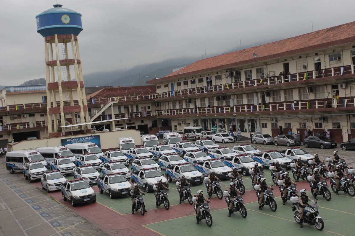 Rio, 12/11/2018- O Prefeito Marcelo Crivella participa da cerimonia de entrega da nova frota de carros da guarda municipal, acompanhado pela Tatiana Mendes, Chefe-Geral da Guarda Municipal do Rio. Local: São Cristóvão. Foto de Maíra Coelho / Agencia O Dia. Cidade, Viaturas, Prefeitura, Carros, Novos, viaturas