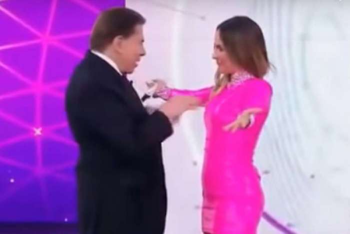 Claudia Leitte tenta dar um abraço em Silvio Santos, que recusa: 'esse negócio de abraço me deixa excitado'
