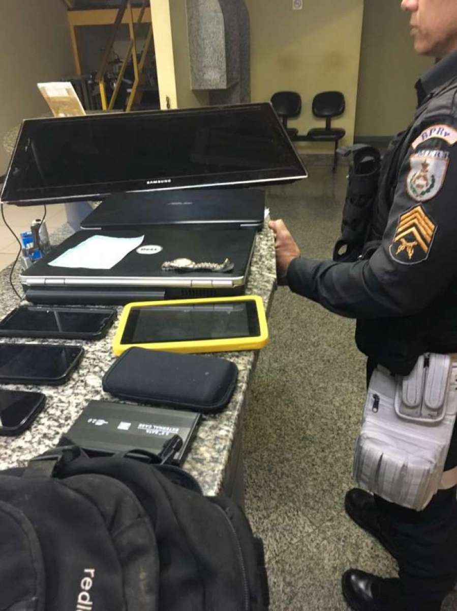 Pertences das vítimas foram recuperados pela PM - Divulgação/PMERJ