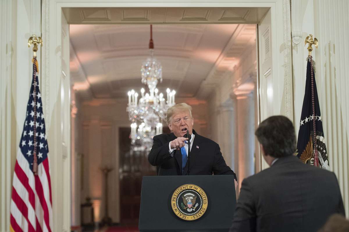 Presidente dos EUA, Donald Trump, entrou em discussão com o correspondente da Casa Branca Jim Acosta durante coletiva de imprensa após as eleições legislativas na Sala Leste da Casa Branca em Washington - Jim Watson/ AFP