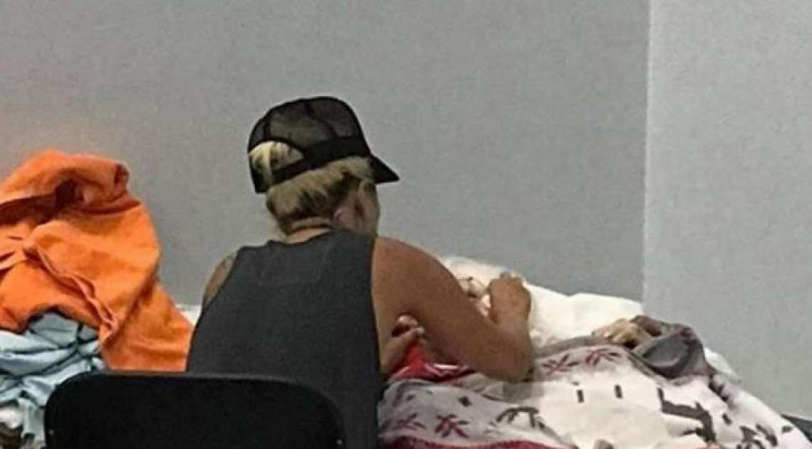 Lady gaga conversou e cantou para senhora de 98 anos que estava debilitada no abrigo