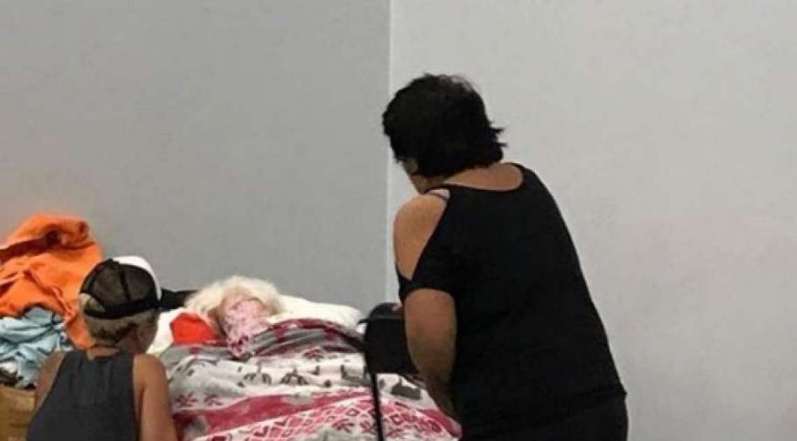 Lady gaga conversou e cantou para senhora de 98 anos que estava debilitada no abrigo