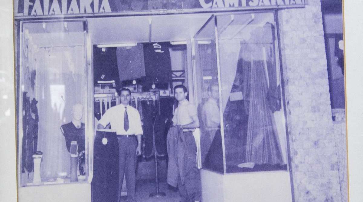 Dominical - Especial - Ramo com cada vez menos profissionais, a Alfaiataria Gomes, do portugu&ecirc;s Abel Gomes, em Copacabana, &eacute; uma das &uacute;nicas do Rio que ainda confeccionam roupas sob medidas &agrave; m&atilde;o. A alfaiataria est&aacute; completando 60 anos de confec&ccedil;&otilde;es de camisas, cal&ccedil;as e palet&oacute;s sob medida, para clientes Classe A: ministros, desembargadores, ju&iacute;zes, governadores, prefeitos e artistas, formam a clientela. Rj, 14 de novembro.