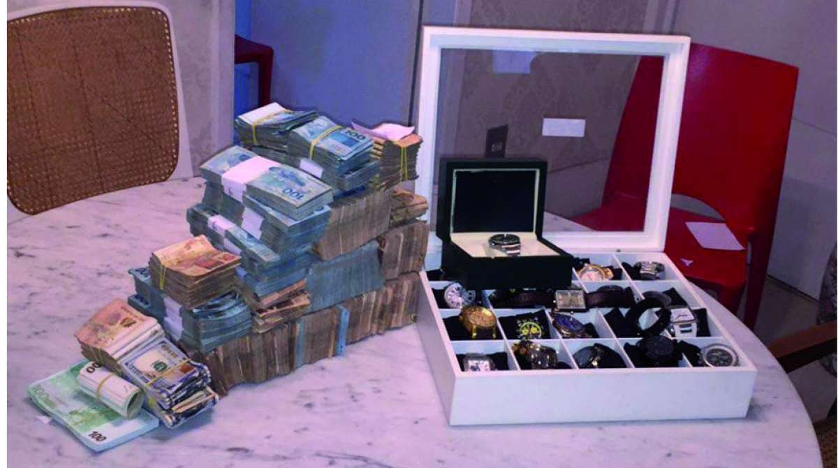 Policiais federais apreenderam R$ 800 mil e relógios de luxo na casa de Daniel Martins (PDT)
- REPRODUÇÃO