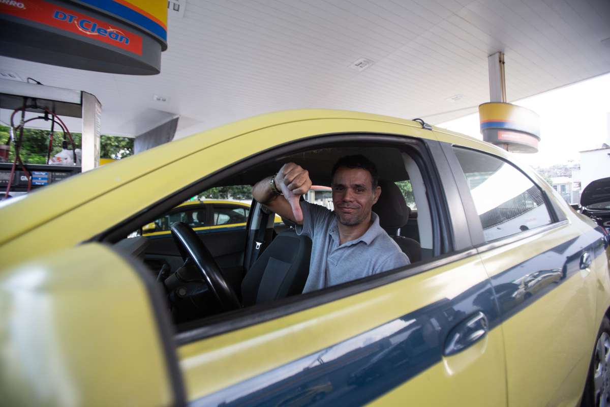 Rio de Janeiro, 14/11/2017 - ESPECIAL - Usu&aacute;rios reclamam do pre&ccedil;os dos combust&iacute;veis nas Bombas dos Posto de Gasolina. Na foto acima o motorista F&aacute;bio de Oliveira, 44. Foto: Luciano Belford/Ag&ecirc;ncia O Dia