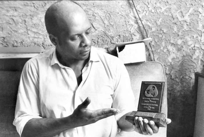 Candeia mostra o trof&eacute;u que ganhou no Festival Fluminense da Can&ccedil;&atilde;o Popular - Ag&ecirc;ncia O Dia