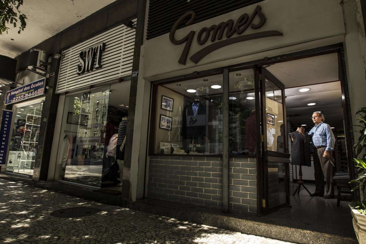 Dominical - Especial - Ramo com cada vez menos profissionais, a Alfaiataria Gomes, do português Abel Gomes, em Copacabana, é uma das únicas do Rio que ainda confeccionam roupas sob medidas à mão. A alfaiataria está completando 60 anos de confecções de camisas, calças e paletós sob medida, para clientes Classe A: ministros, desembargadores, juízes, governadores, prefeitos e artistas, formam a clientela. Rj, 14 de novembro.