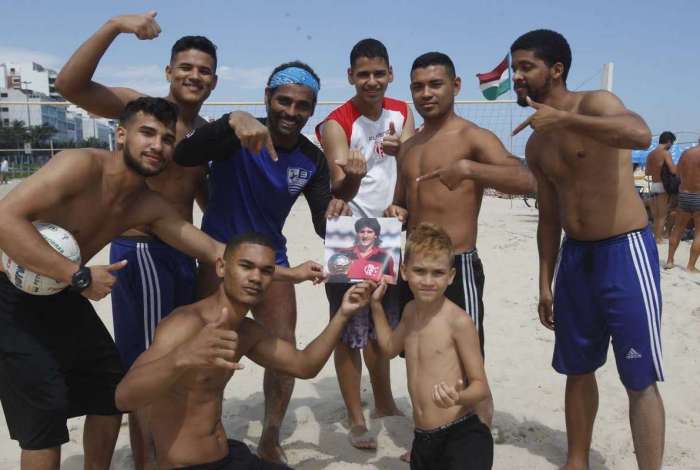 Amigos de Renato Gaúcho na Praia de Ipanema: galera quer ver o treinador de volta ao Rio de Janeiro