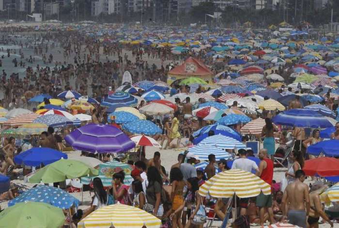 Com termômetros chegando na casa dos 40 graus, as praias, como a de Ipanema, ficaram lotadas ontem
