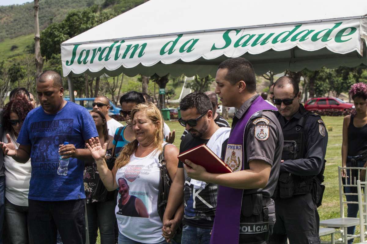 Enterro do sargento da PM F&aacute;bio de Almeida Correa, no Cemit&eacute;rio Jardim da Saudade, em Sulacap, Zona Oeste do Rio - M&aacute;rcio Mercante/ Ag&ecirc;ncia O Dia