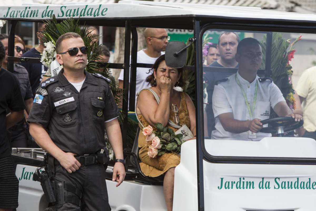 2018-11-15 - Enterro do soldado PM Diogo Gama Alves, no Cemit&eacute;rio Jardim da Saudade,  em Sulacap, Zona Oeste do Rio, morto na quarta-feira, 14, ap&oacute;s furar blitz do Ex&eacute;rcito, em Belford Roxo, na Baixada Fluminense - Foto: M&aacute;rcio Mercante/Ag&ecirc;ncia O Dia