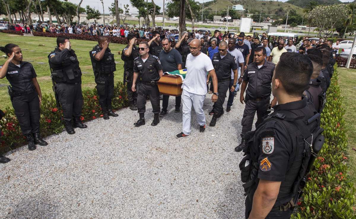 2018-11-15 - Enterro do soldado PM Diogo Gama Alves, no Cemit&eacute;rio Jardim da Saudade,  em Sulacap, Zona Oeste do Rio, morto na quarta-feira, 14, ap&oacute;s furar blitz do Ex&eacute;rcito, em Belford Roxo, na Baixada Fluminense - Foto: M&aacute;rcio Mercante/Ag&ecirc;ncia O Dia