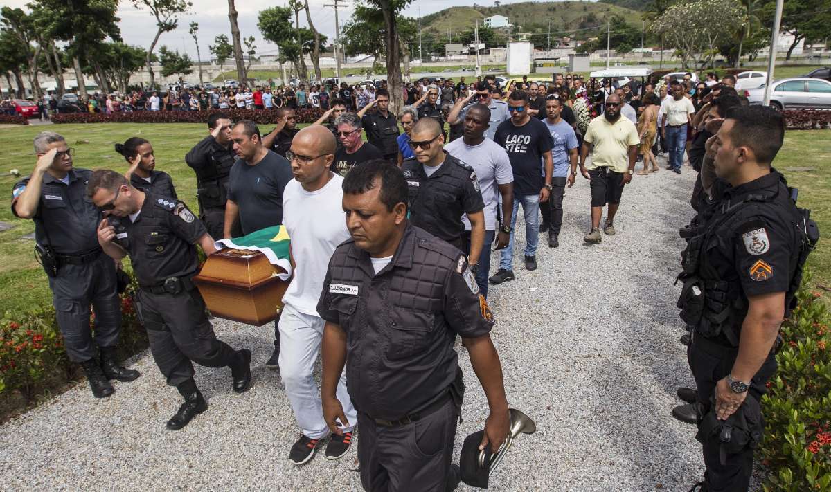 1-15-8--20 - Enterro do soldado PM Diogo Gama Alves, no Cemit&eacute;rio Jardim da Saudade,  em Sulacap, Zona Oeste do Rio, morto na quarta-feira, 14, ap&oacute;s furar blitz do Ex&eacute;rcito, em Belford Roxo, na Baixada Fluminense - Foto: M&aacute;rcio Mercante/Ag&ecirc;ncia O Dia