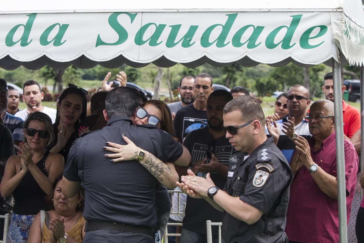 1-15-8--20 - Enterro do soldado PM Diogo Gama Alves, no Cemit&eacute;rio Jardim da Saudade,  em Sulacap, Zona Oeste do Rio, morto na quarta-feira, 14, ap&oacute;s furar blitz do Ex&eacute;rcito, em Belford Roxo, na Baixada Fluminense - Foto: M&aacute;rcio Mercante/Ag&ecirc;ncia O Dia