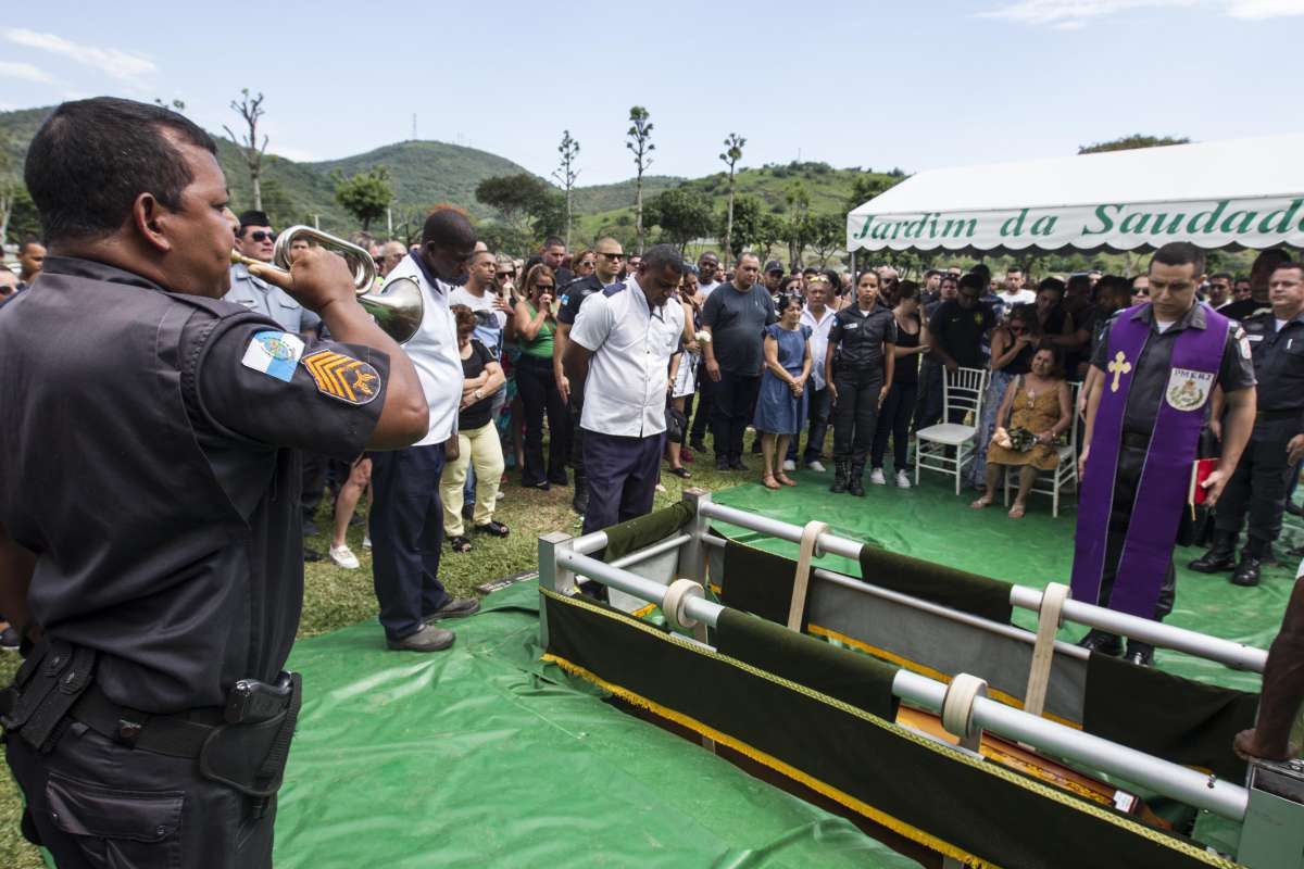 1-15-8--20 - Enterro do soldado PM Diogo Gama Alves, no Cemit&eacute;rio Jardim da Saudade,  em Sulacap, Zona Oeste do Rio, morto na quarta-feira, 14, ap&oacute;s furar blitz do Ex&eacute;rcito, em Belford Roxo, na Baixada Fluminense - Foto: M&aacute;rcio Mercante/Ag&ecirc;ncia O Dia