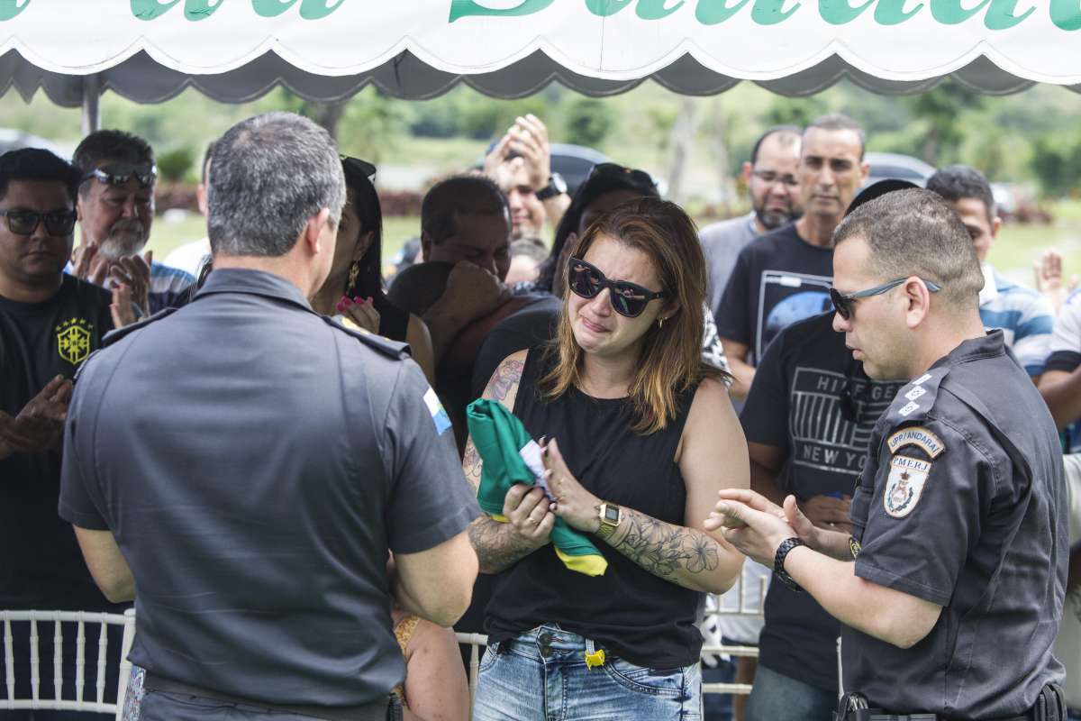 2018-11-15 - Enterro do soldado PM Diogo Gama Alves, no Cemit&eacute;rio Jardim da Saudade,  em Sulacap, Zona Oeste do Rio, morto na quarta-feira, 14, ap&oacute;s furar blitz do Ex&eacute;rcito, em Belford Roxo, na Baixada Fluminense - Foto: M&aacute;rcio Mercante/Ag&ecirc;ncia O Dia