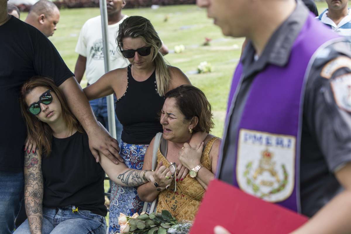 1-15-8--20 - Enterro do soldado PM Diogo Gama Alves, no Cemit&eacute;rio Jardim da Saudade,  em Sulacap, Zona Oeste do Rio, morto na quarta-feira, 14, ap&oacute;s furar blitz do Ex&eacute;rcito, em Belford Roxo, na Baixada Fluminense - Foto: M&aacute;rcio Mercante/Ag&ecirc;ncia O Dia