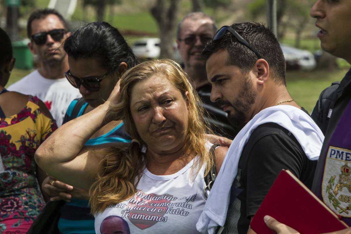 1-15-8--20 - Enterro do sargento da PM F&aacute;bio de Almeida Correa, no Cemit&eacute;rio Jardim da Saudade, em Sulacap, Zona Oeste do Rio, nesta quinta-feira, 15. Ele foi morto durante assalto em Bento Ribeiro, Zona Norte da cidade, na madrugada de quarta-feira,14 - Foto: M&aacute;rcio Mercante/Ag&ecirc;ncia O Dia