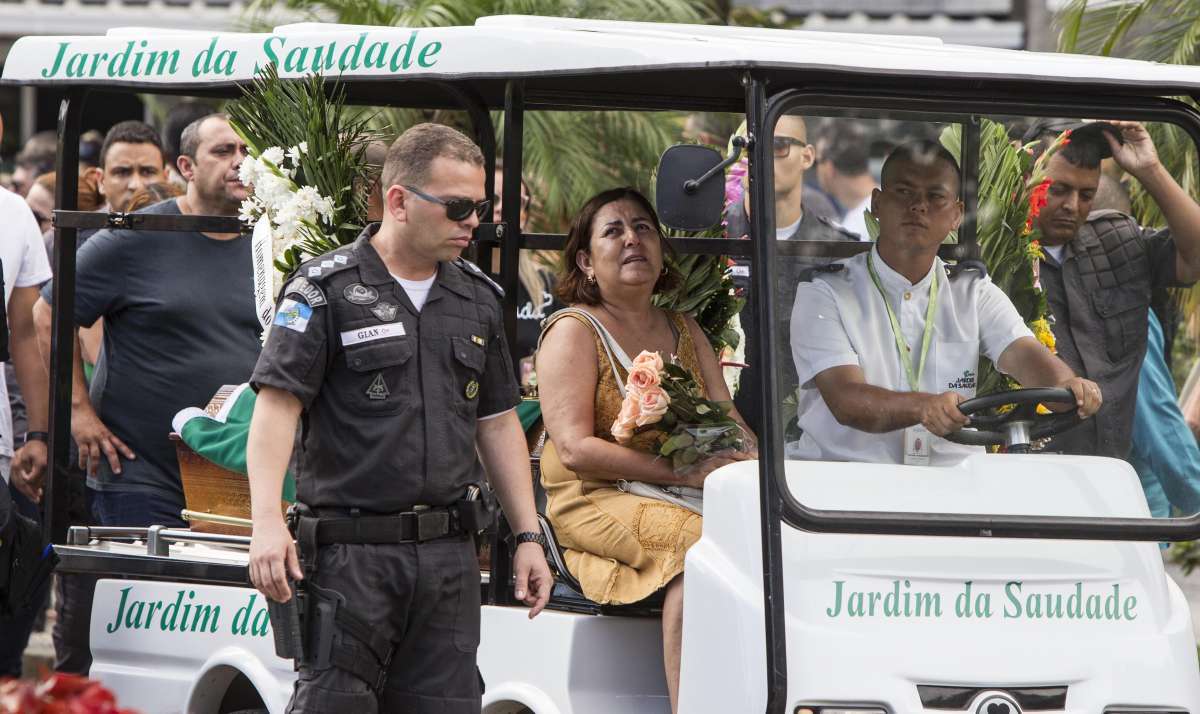 2018-11-15 - Enterro do soldado PM Diogo Gama Alves, no Cemit&eacute;rio Jardim da Saudade,  em Sulacap, Zona Oeste do Rio, morto na quarta-feira, 14, ap&oacute;s furar blitz do Ex&eacute;rcito, em Belford Roxo, na Baixada Fluminense - Foto: M&aacute;rcio Mercante/Ag&ecirc;ncia O Dia