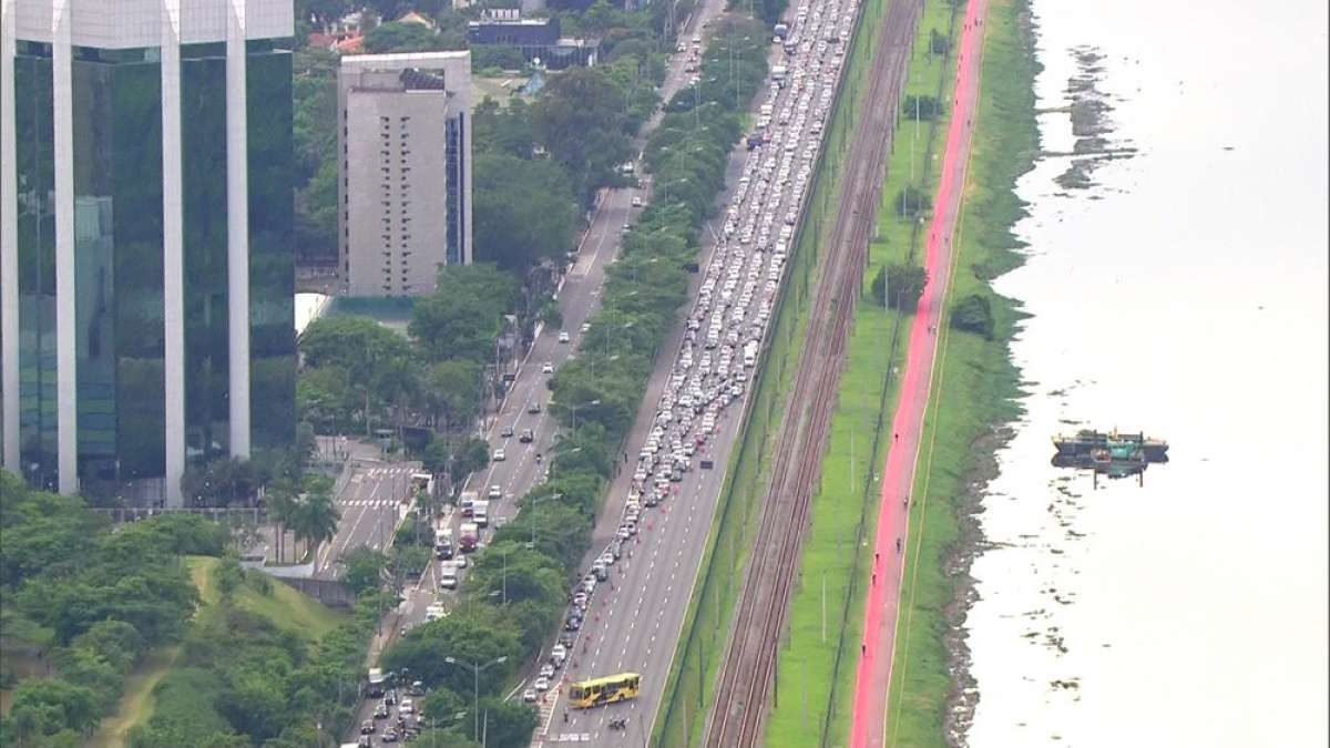 Motorista enfrenta longo congestionamento 