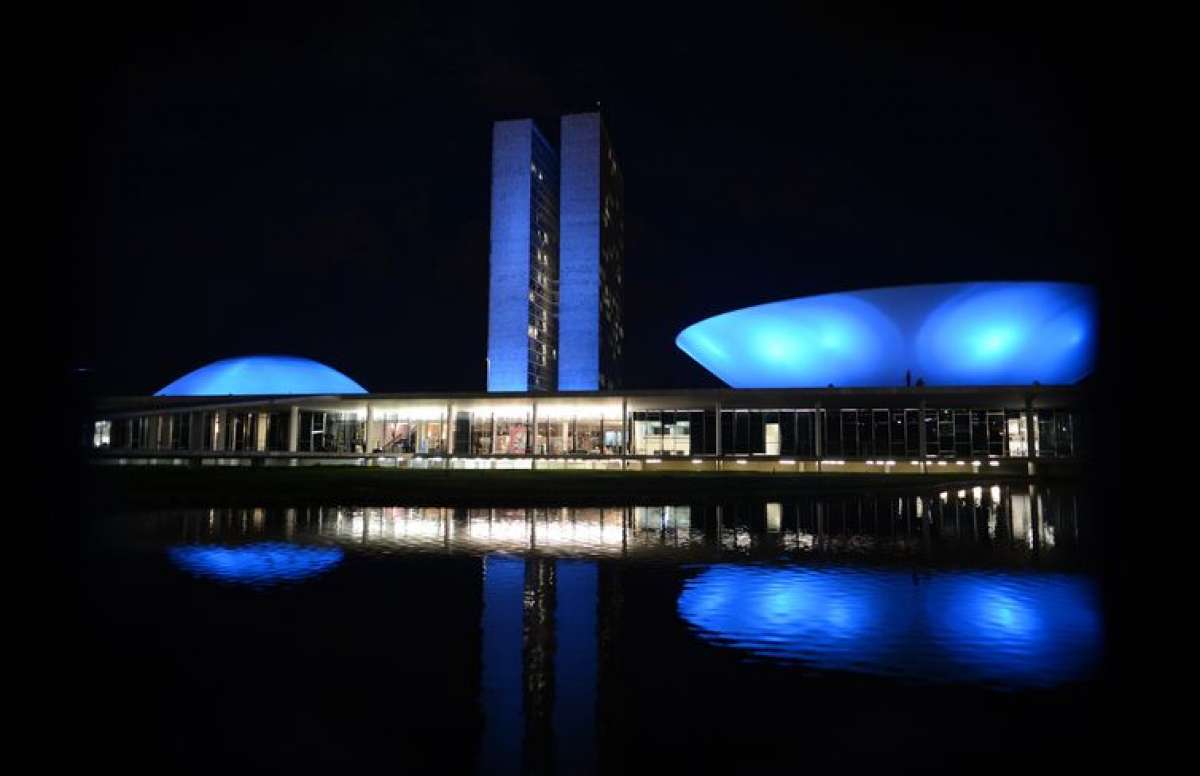 Monumentos são iluminados de azul em apoio à campanha Novembro Azul para chamar a atenção dos homens sobre a importância da prevenção e do diagnóstico precoce do câncer de próstata - Valter Campanato/Agência Brasil