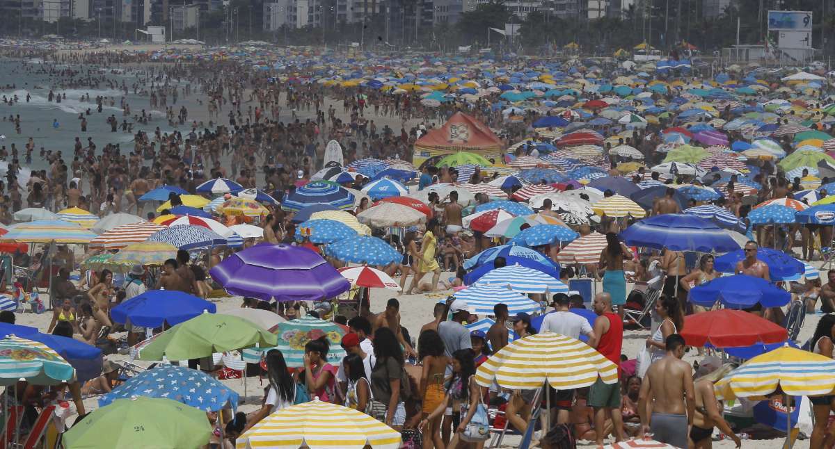 Com termômetros chegando na casa dos 40 graus, as praias, como a de Ipanema, ficaram lotadas ontem - Severino Silva/ Agência O Dia
