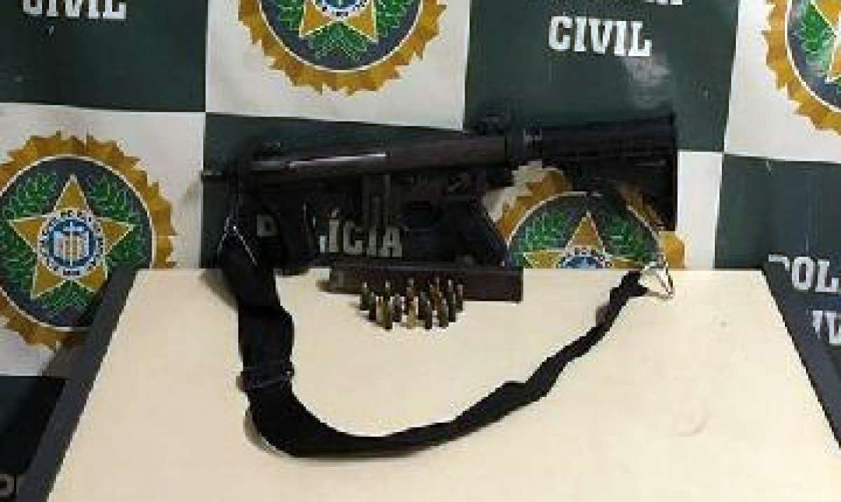Arma estava em uma residência da Rua Gamos, no bairro Jardim Metrópole - Divulgação / Polícia Civil