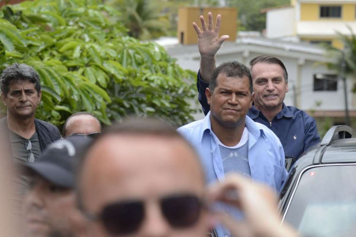 O presidente eleito, Jair Bolsonaro cumprimenta apoiadores em frente à sua casa, na Barra da Tijuca, Zona Oeste - Tomaz Silva / Agência Brasil