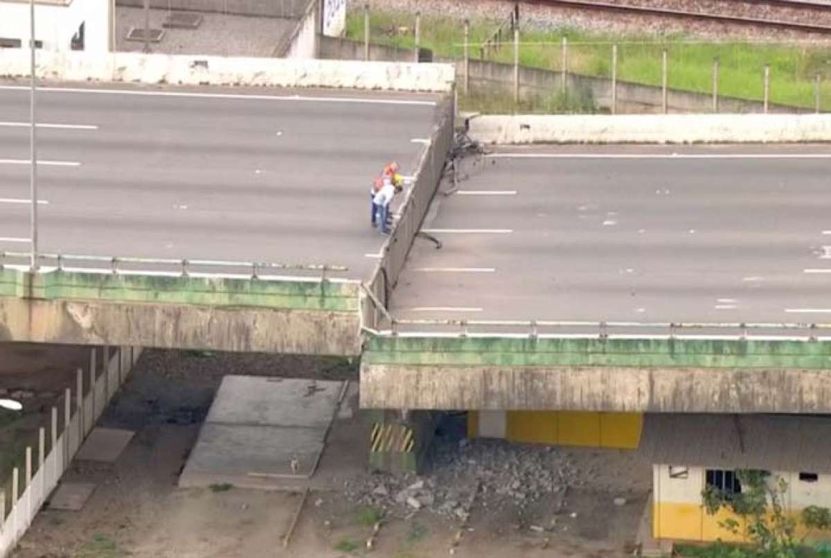 Viaduto cede e interdita trânsito na Marginal Pinheiros - Reprodução / TV Globo 
