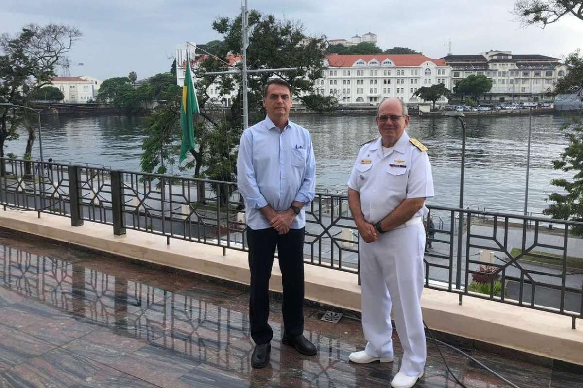 O presidente eleito Jair Bolsonaro toma caf&eacute; da manh&atilde;, com o comandante da Marinha, almirante Eduardo Bacellar