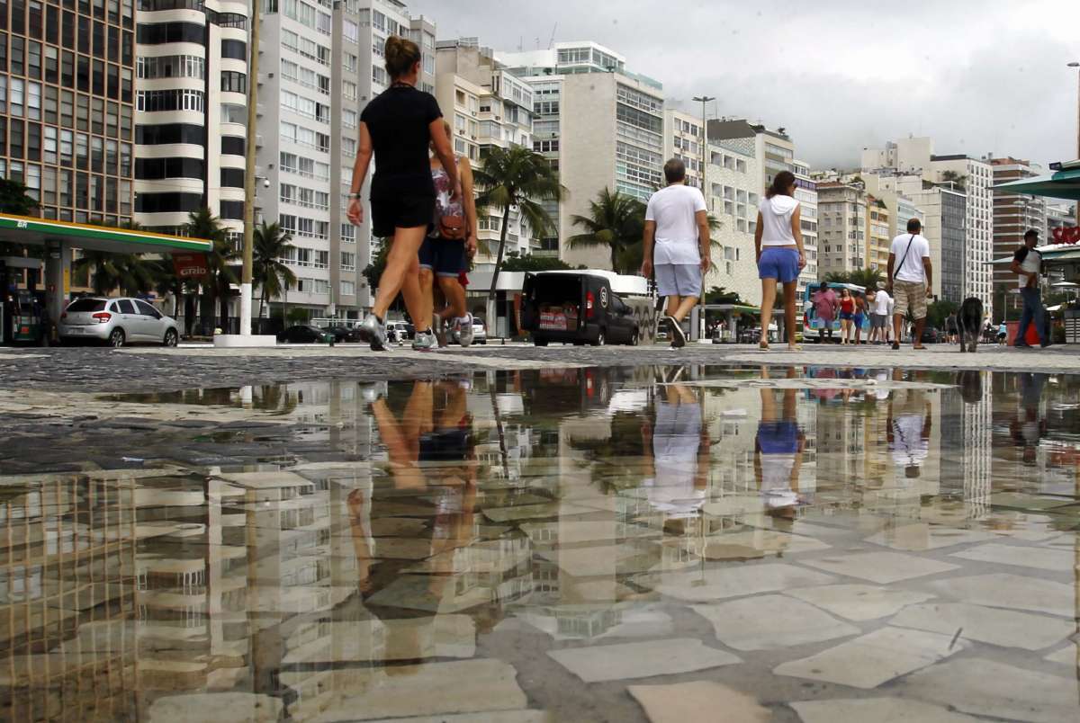 16/11/2018 - Movimentação em Copacabana, Zona Sul do Rio, nesta sexta-feira, 16, dia instável, com muitas nuvens e chuva na cidade - Foto: Severino Silva/Agência O Dia
