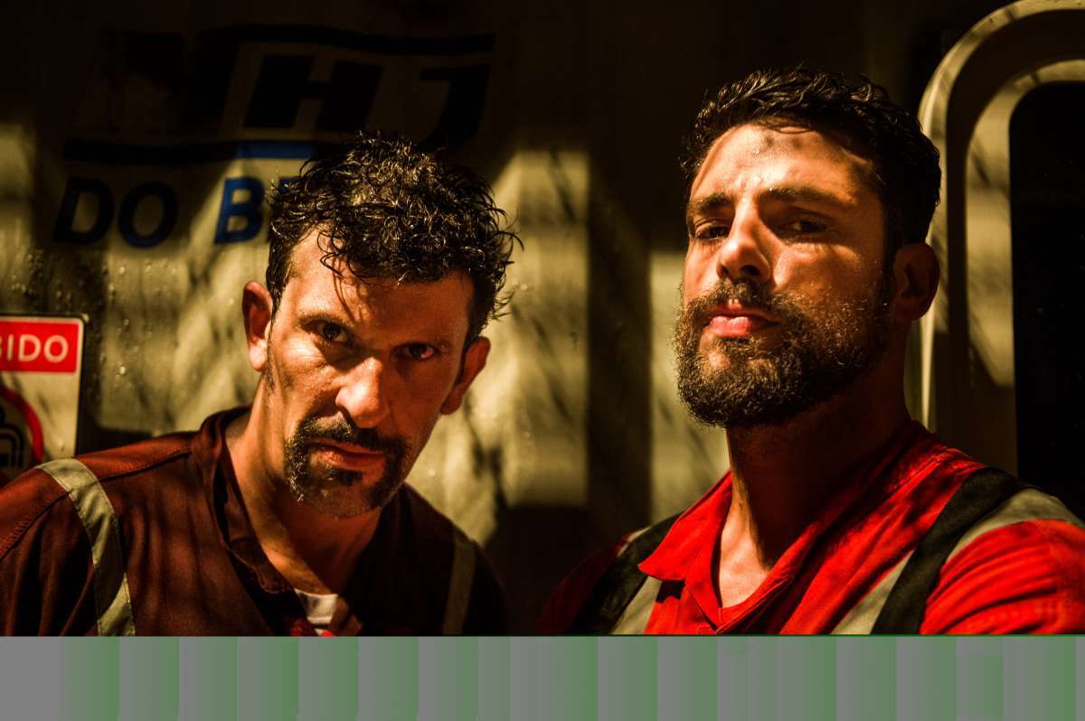 Astério (Milhem Cortaz) e Dante (Cauã Reymond) em 'Ilha de Ferro'