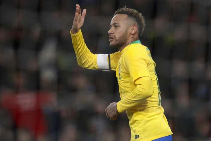 O capitão Neymar comemora o único gol do amistoso em Londres