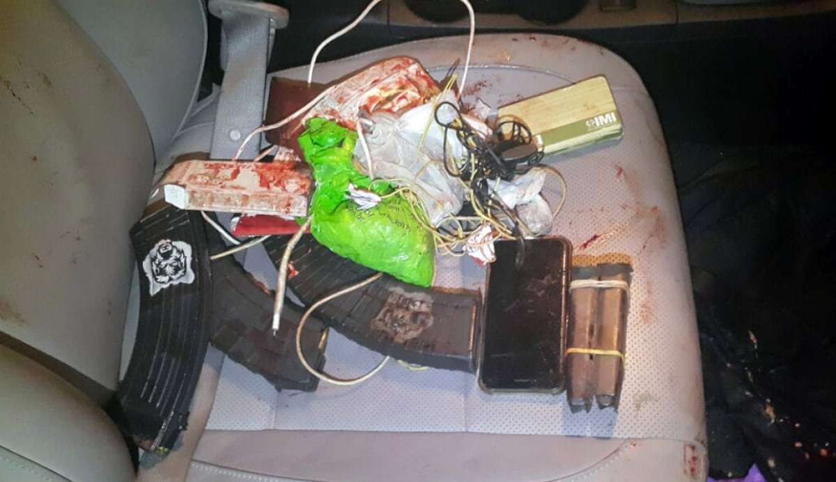 O material que estava no carro do bandido que foi atingido