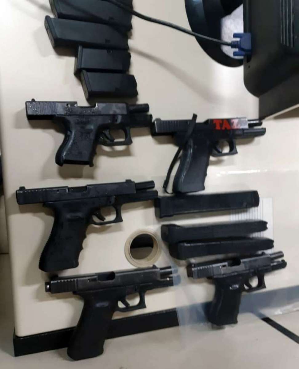 O material que estava no carro do bandido que foi atingido