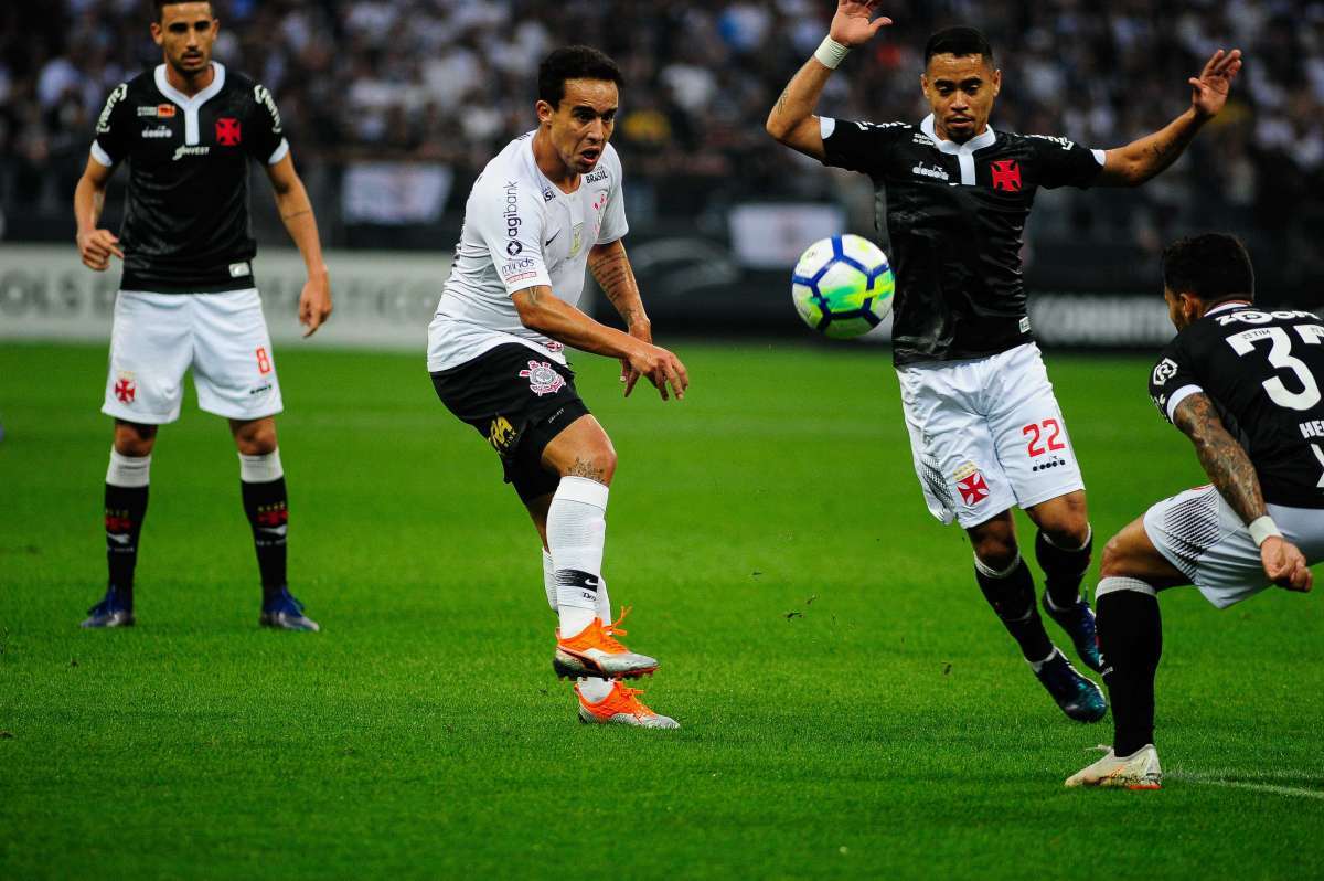 17/11/2018 - AGÊNCIA DE NOTîCIAS - PARCEIRO -Corinthians X Vasco -  Jadson, do Corinthians, durante partida  válida pela 35ªº rodada do Campeonato Brasileiro,  na Arena Corinthians, em Itaquera, na Zona Leste de São Paulo, na noite de sábado, 17.  - Foto: Renato Gizzi/Parceiro/Agência O Dia - Renato Gizzi/Parceiro/Agência O Dia