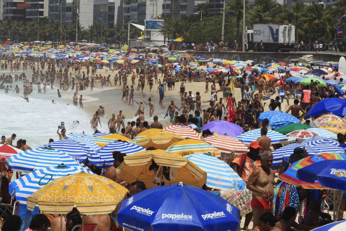 Dia de sol calor praias cheias e turistas na Zona Sul.Na foto,Arpoador.               Estefan Radovicz / Ag&ecirc;ncia O Dia                             CIDADE,RIO,LAZER,PRAIS