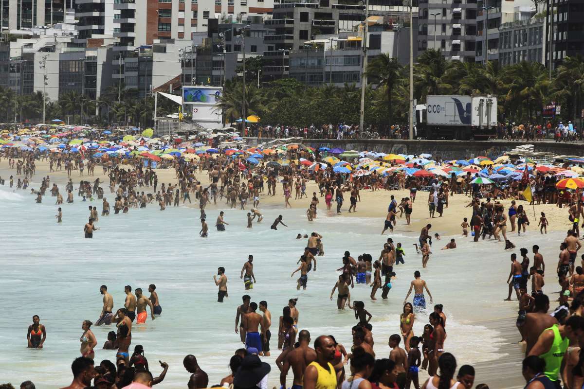 Dia de sol calor praias cheias e turistas na Zona Sul.Na foto,Arpoador.               Estefan Radovicz / Ag&ecirc;ncia O Dia                             CIDADE,RIO,LAZER,PRAIS