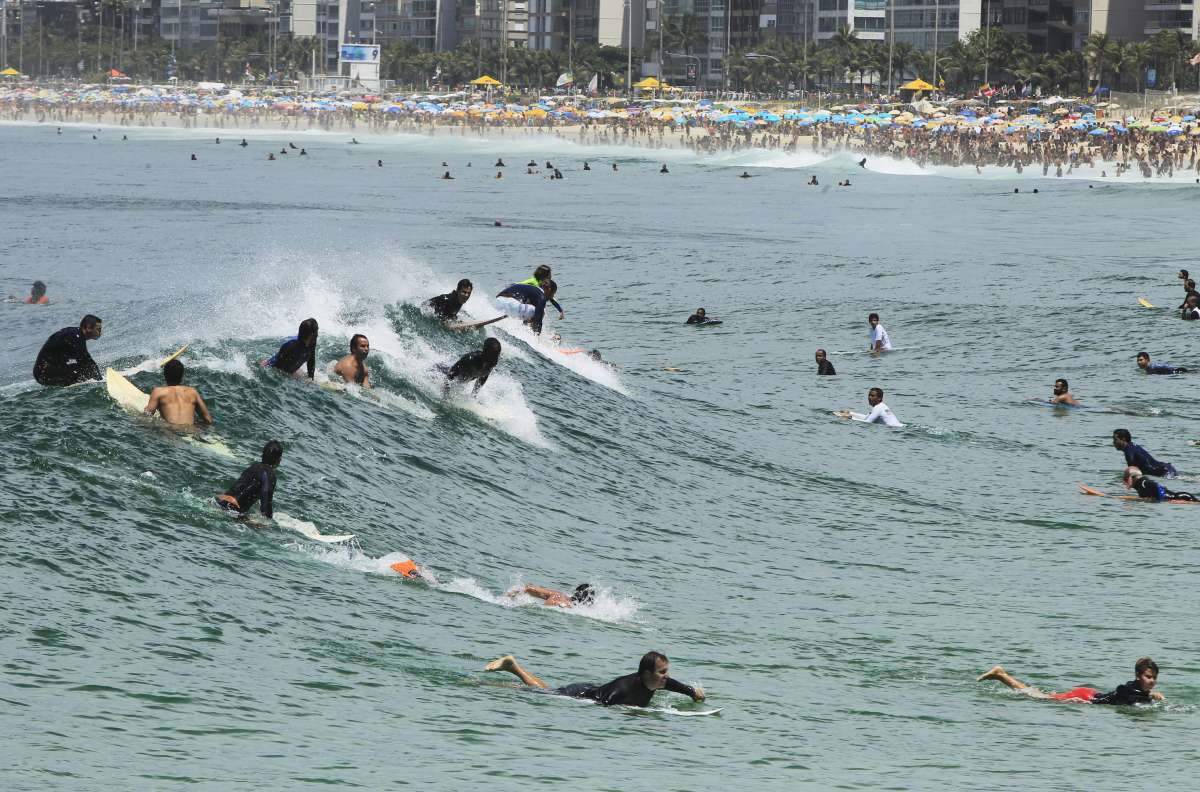 Dia de sol calor praias cheias e turistas na Zona Sul.Na foto,Arpoador.               Estefan Radovicz / Ag&ecirc;ncia O Dia                             CIDADE,RIO,LAZER,PRAIS