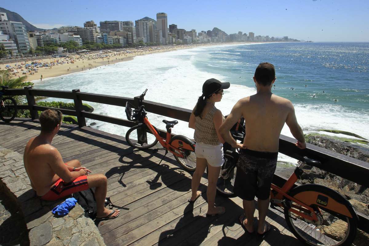Dia de sol calor praias cheias e turistas na Zona Sul.Na foto,Arpoador.               Estefan Radovicz / Ag&ecirc;ncia O Dia                             CIDADE,RIO,LAZER,PRAIS